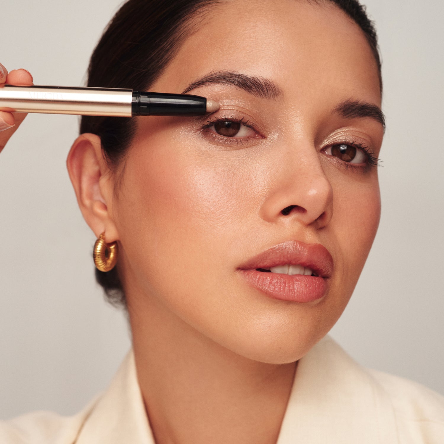 Model applying Mini Eye Shimmer Set to achieve a fresh, radiant glow and a luminous eye look.