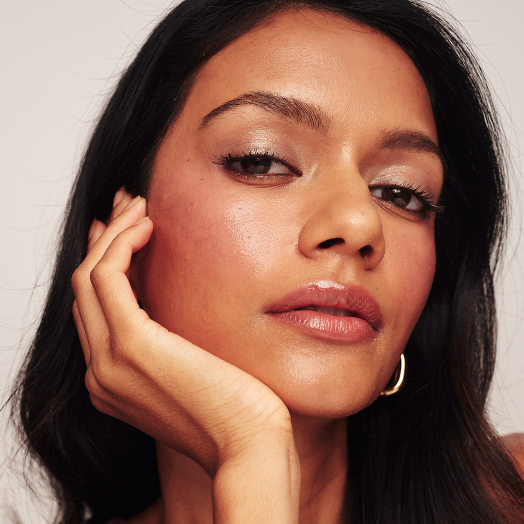 Woman wearing The No-Makeup Makeup Kit and Eye Perfecting Shimmer Stick in Pearl for a radiant, natural glow.
