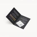Sachet Changing Foundation Sample 1.5 ml sur dépliant noir avec nuancier et témoignages.