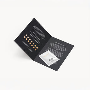 Sachet Changing Foundation Sample 1.5 ml sur dépliant noir avec nuancier et témoignages.