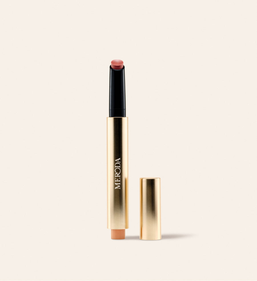 The Hydrating Lip Tint en Honey Beige : stylo doré élégant et baume hydratant beige nude chaud.