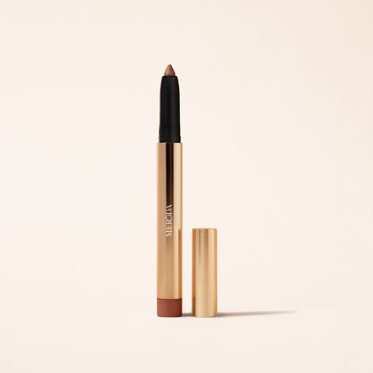 Eye Perfecting Shimmer Stick en tono Mauve con punta brillante y elegante envase metálico dorado.