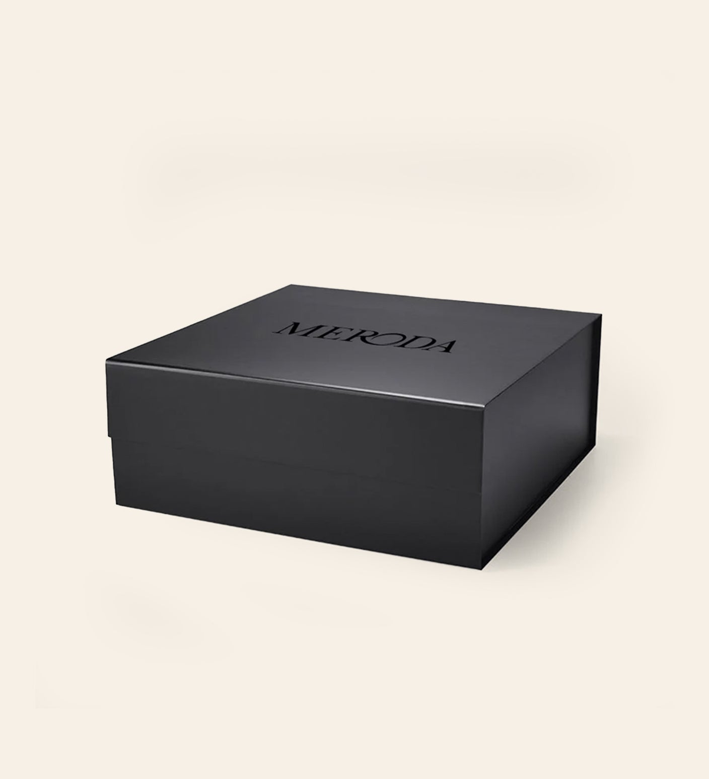 Gift Box Meroda Cosmetics noir mat avec fermeture magnétique élégante sur fond clair.