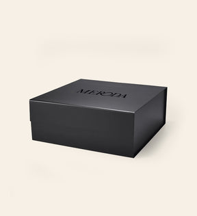 Gift Box Meroda Cosmetics noir mat avec fermeture magnétique élégante sur fond clair.